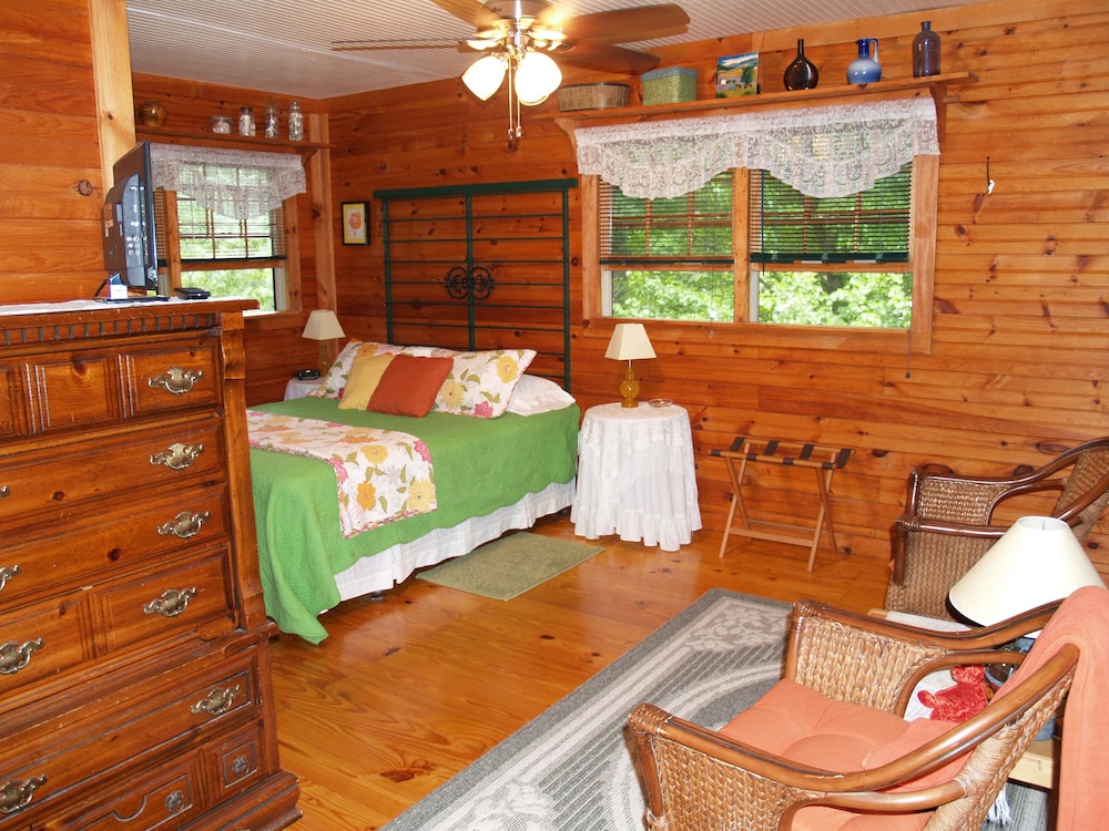 Standard Room, 1 Queen Bed photo 3