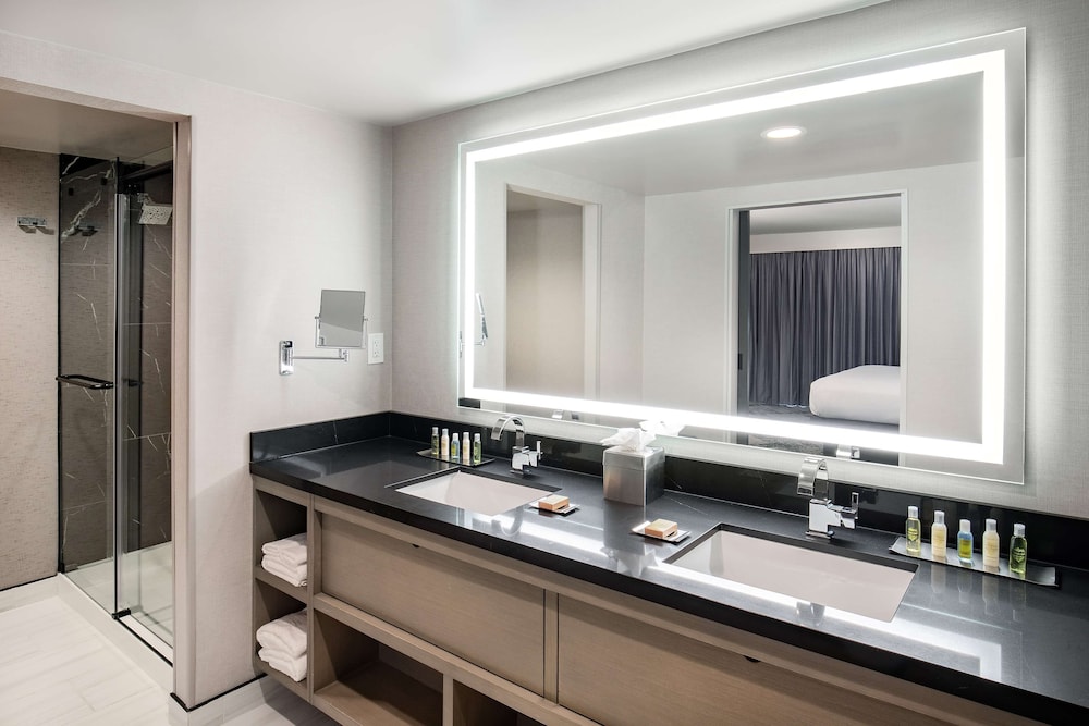 Suite, 1 King Bed, Balcony - Photo 2