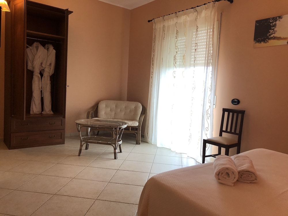 Deluxe Double or Twin Room, Balcony, Park View photo 3
