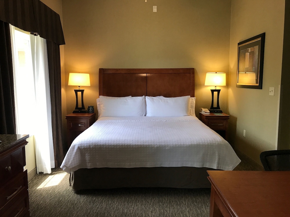 Premier Studio, 1 King Bed, Non Smoking - Photo 2
