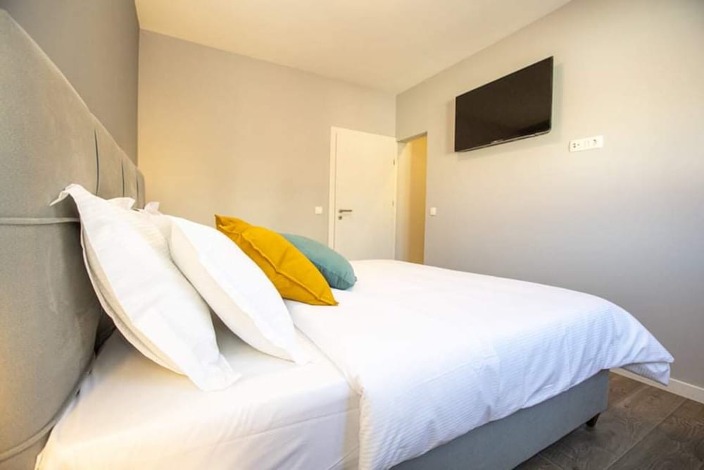 Deluxe Apartment, 3 Bedrooms, Pool Access, Courtyard View