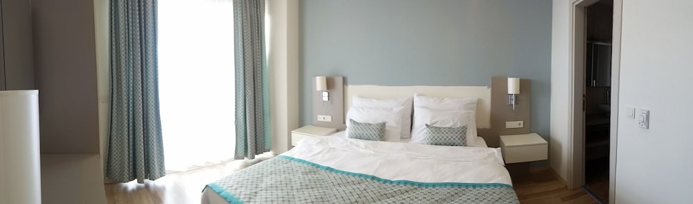 Suite, 1 Queen Bed, Non Smoking photo 1