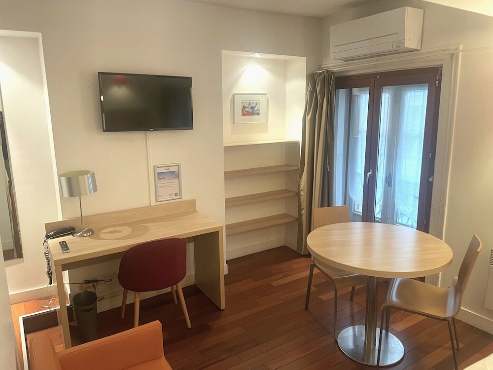 Standard Studio, 1 Queen Bed, Non Smoking, Kitchen (Shower Only)