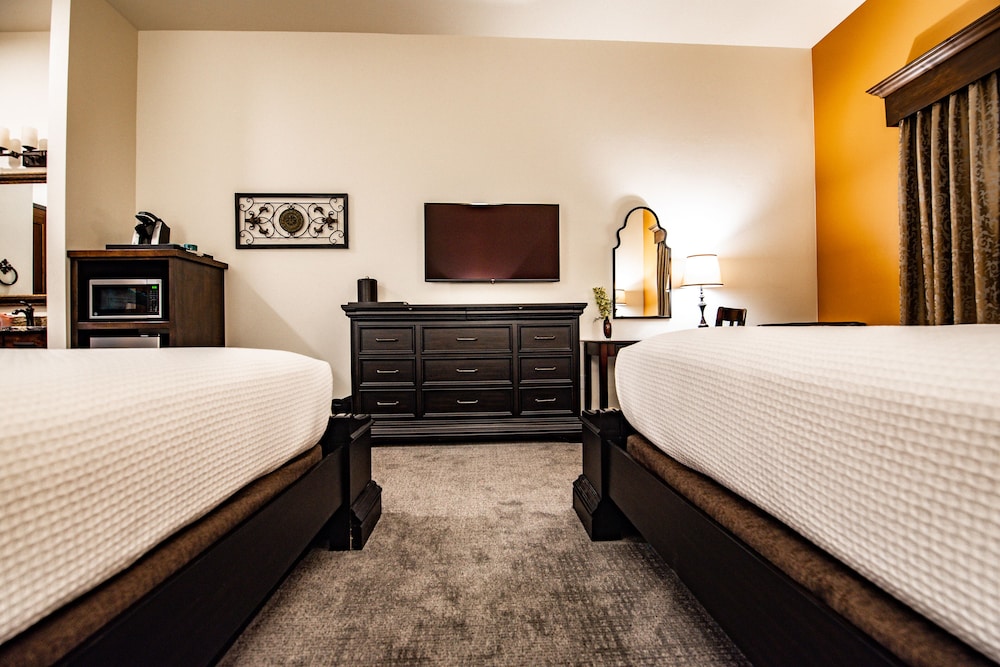 Grand Room, Not Pet Friendly, 2 Queen Beds photo 3
