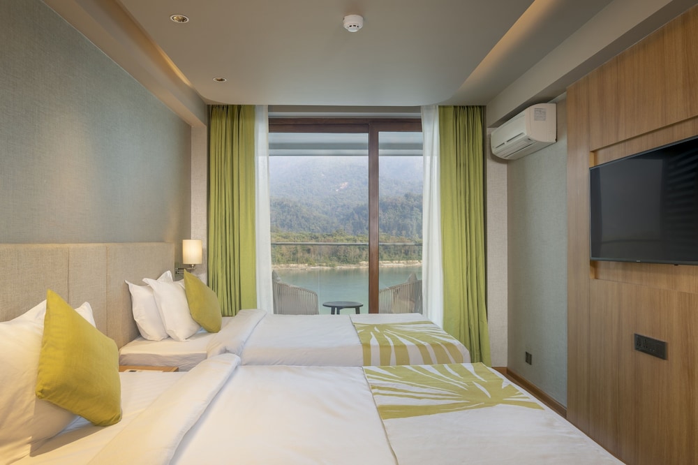 Deluxe Room, 1 King Bed, Non Smoking, River View