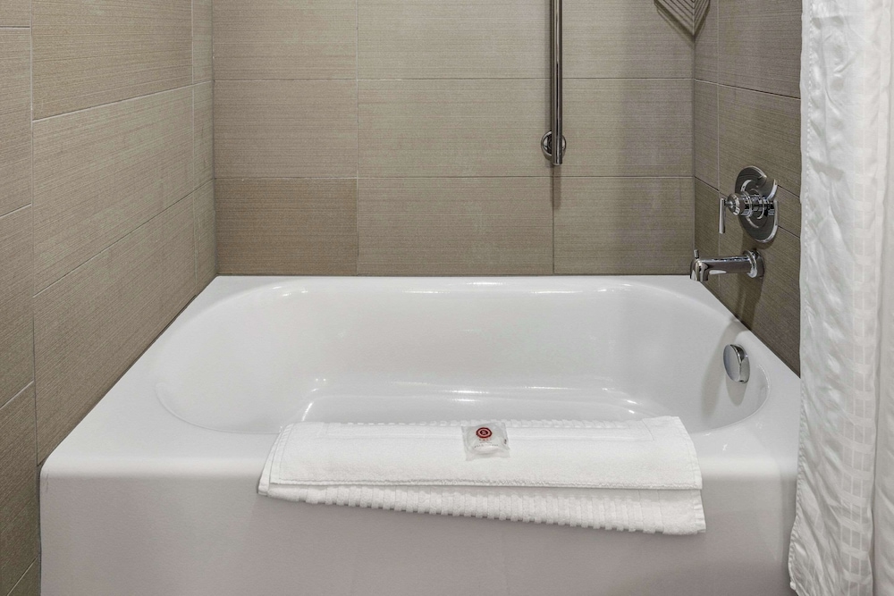 Room, 1 King Bed, Non Smoking (Upgrade) - Photo 5