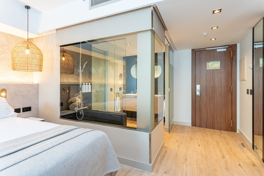 Superior Room, Pool Access, Ground Floor - Photo 5