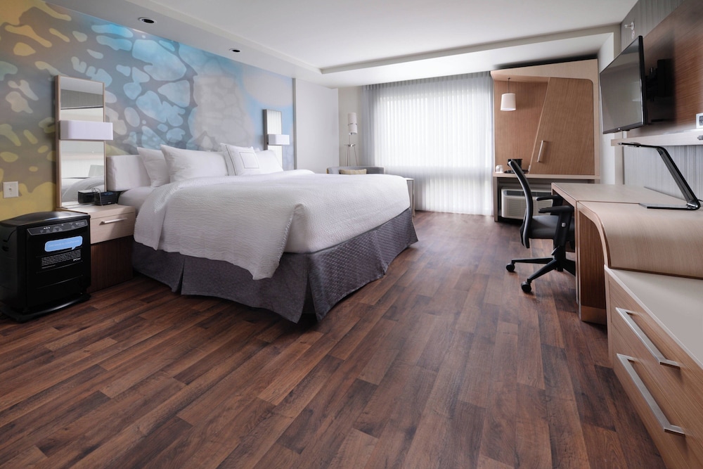 Room, 1 King Bed with Sofa bed (Mobility/Hearing Accessible, Tub) photo 3