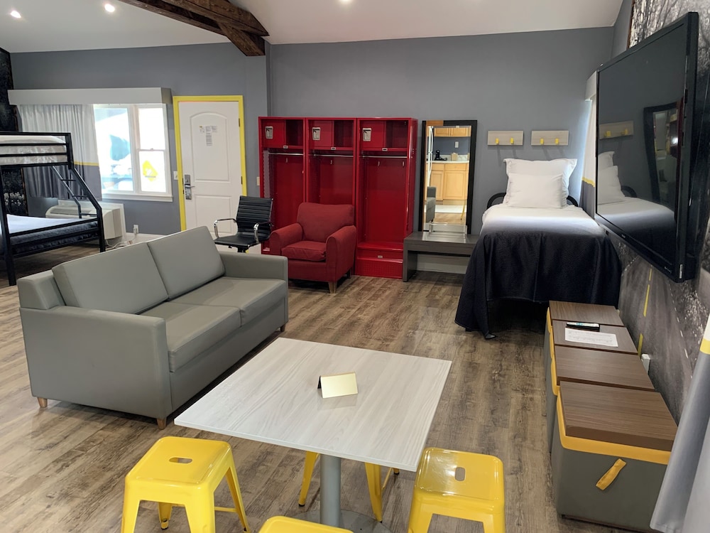 Suite, Multiple Beds, Non Smoking - Photo 12