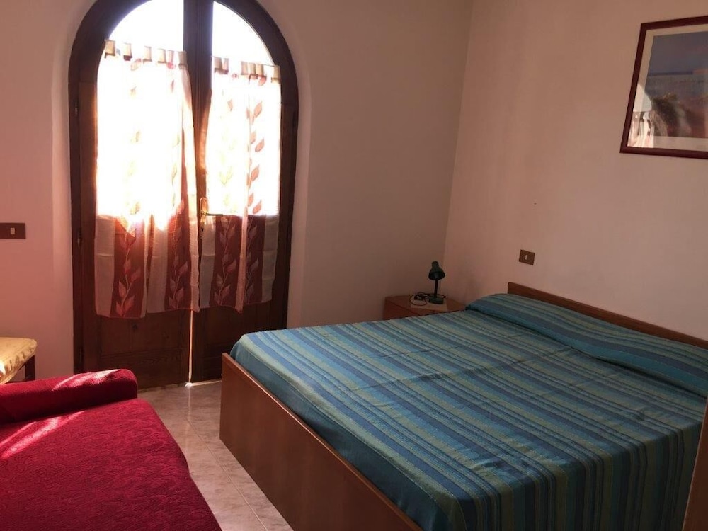 Family Apartment, Multiple Bedrooms, 2 Bathrooms (Casa Tirrena 600m from sea) photo 3