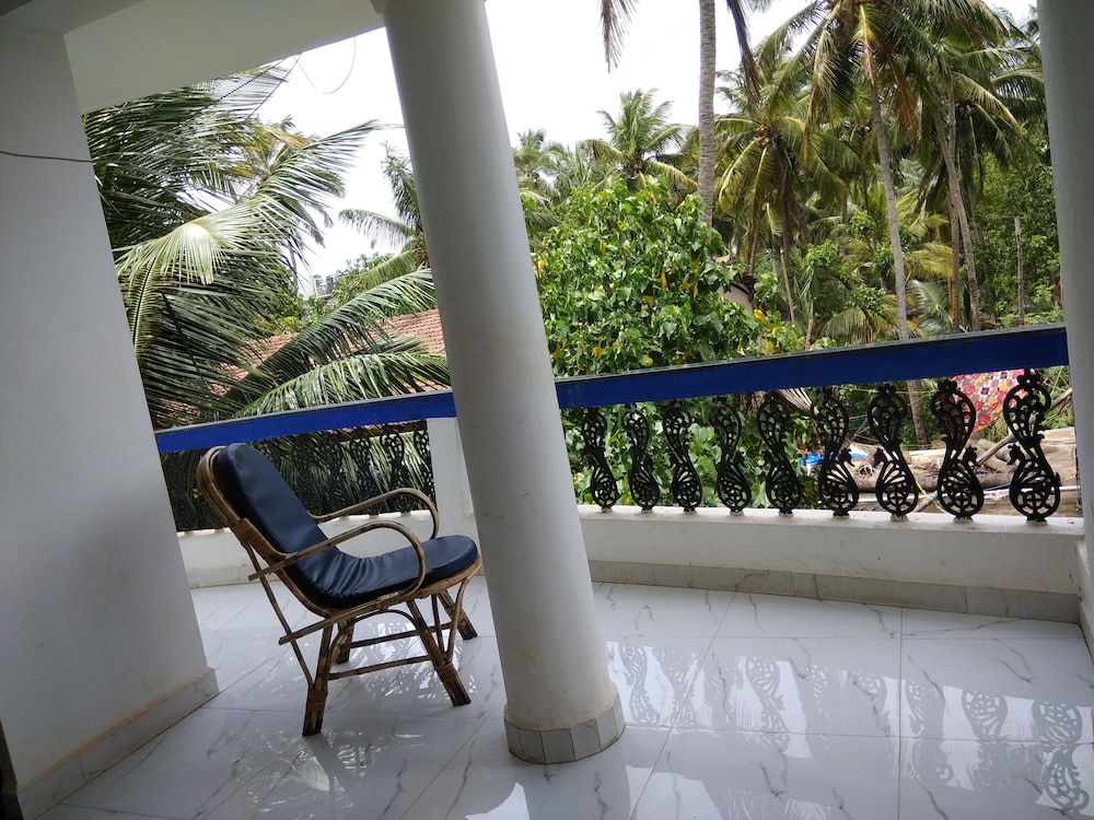 Deluxe Triple Room, 1 King Bed, Refrigerator, Beachside photo 2