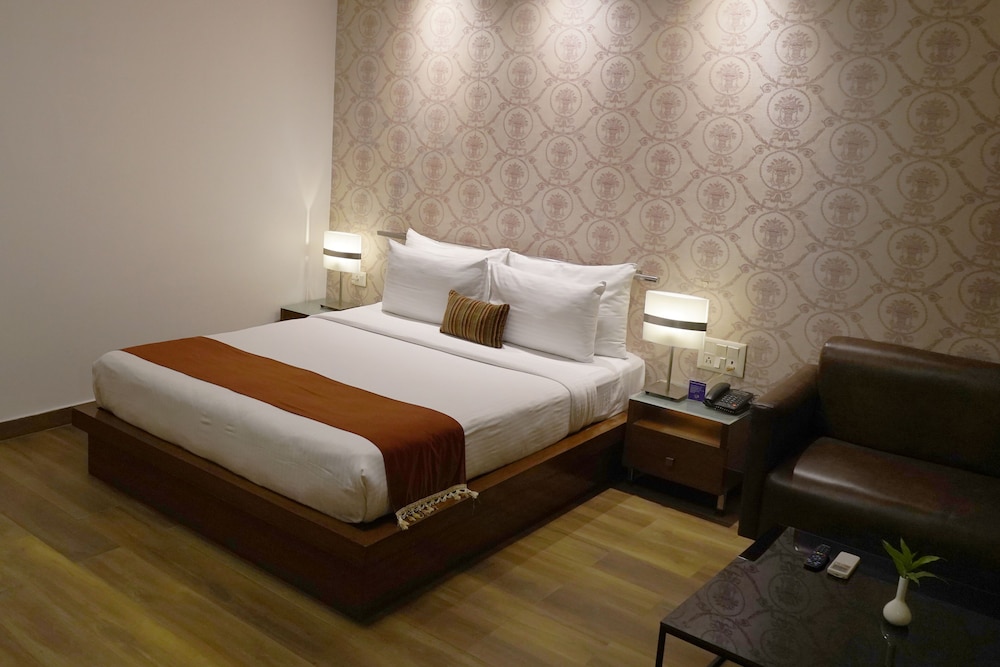 Junior Studio Suite, 1 Double Bed, Pool View