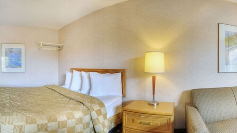Standard Room, 1 Queen Bed, Non Smoking - Photo 11