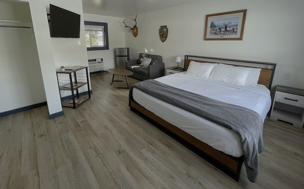 Signature Room, 1 King Bed with Sofa bed, Non Smoking, Mountain View
