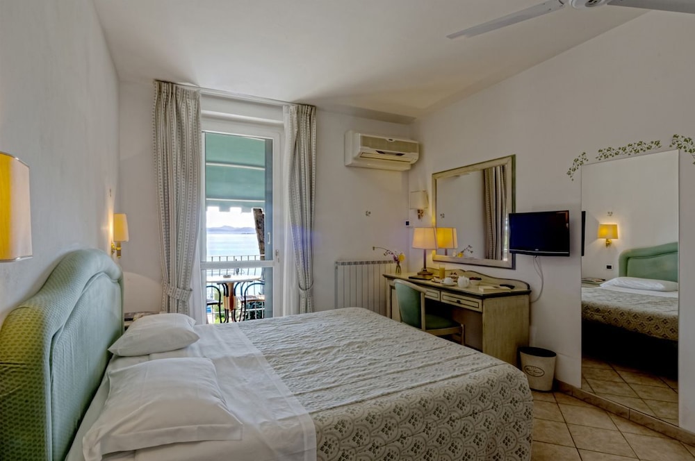 Standard Double or Twin Room, Lake View
