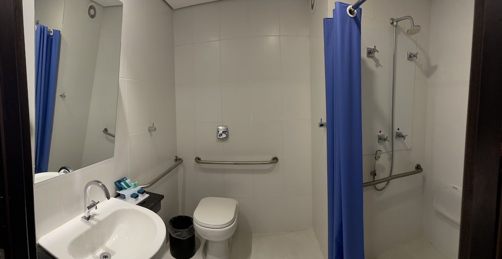Room, 1 Queen Bed, Non Smoking (Mobility Bathtub w/Grab Bars) photo 3