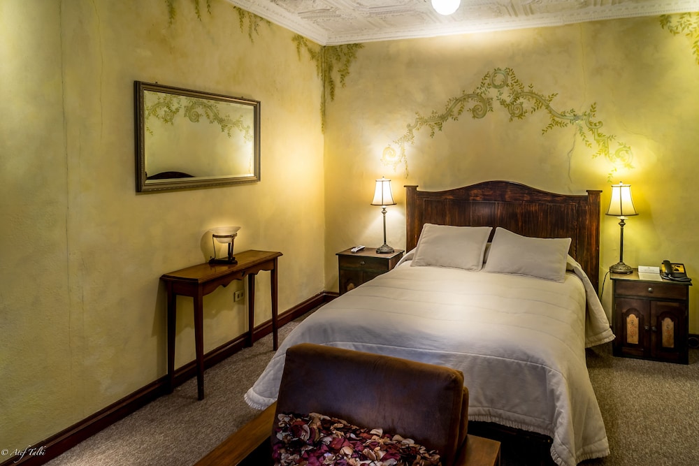 Standard Room, 1 Queen Bed photo 2