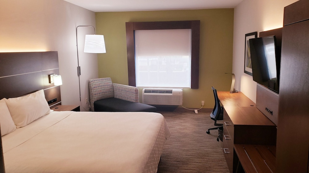 Suite, 1 King Bed, Accessible (Mobility) - Photo 4