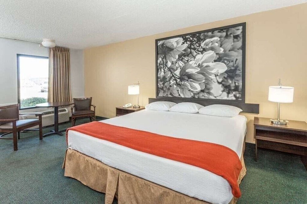Room, 1 King Bed, Non Smoking (First Floor) photo 1