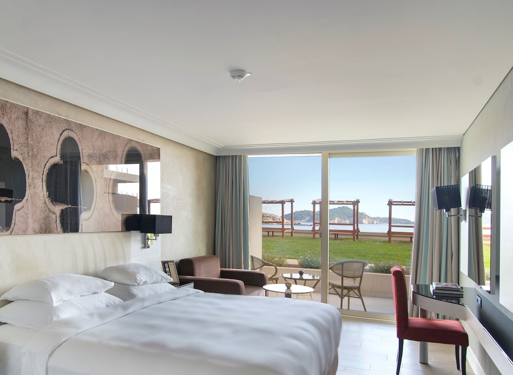 Superior Room, 1 King Bed, Garden View thumbnail 5