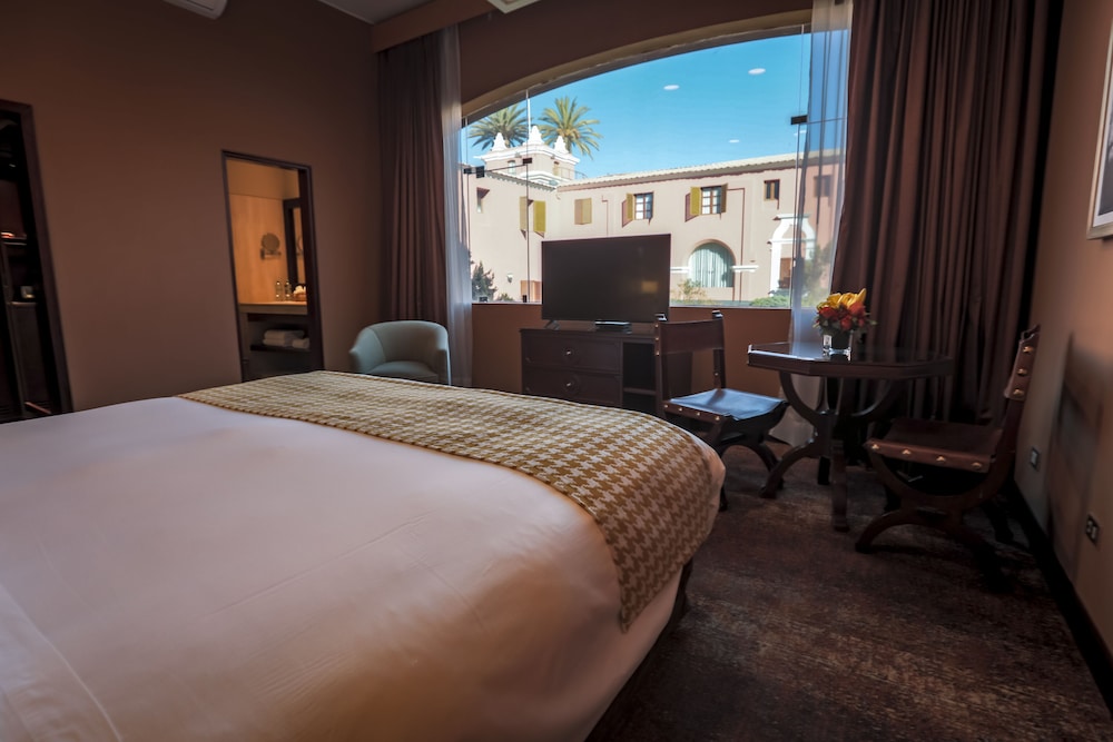 Premier Room, 1 King Bed, Non Smoking, Garden View - Photo 4