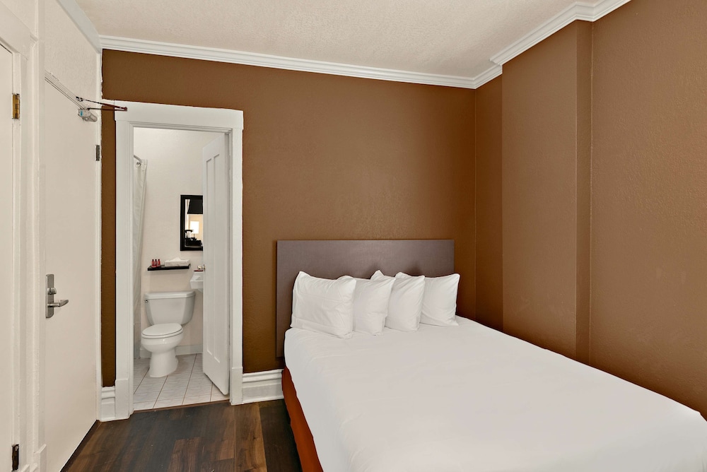 Standard Room, Multiple Beds, Non Smoking, Refrigerator & Microwave - Photo 3