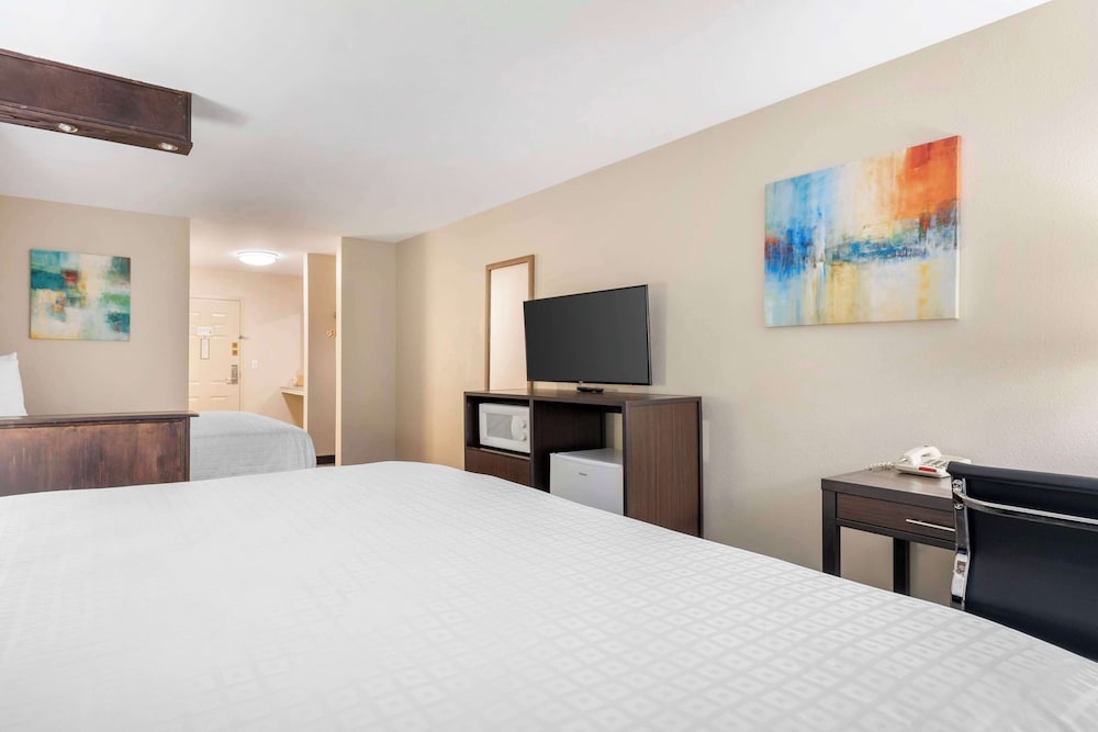 Standard Room, Multiple Beds, Non Smoking, Refrigerator & Microwave photo 2