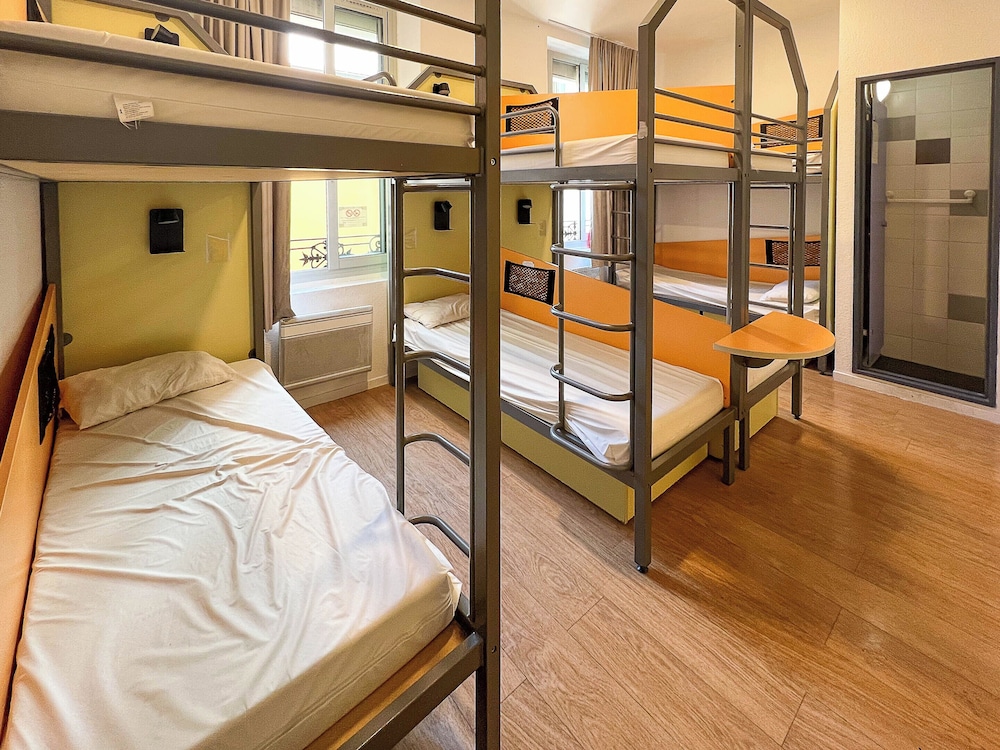 Room for 8 People with Ensuite Shower - Shared Toilets