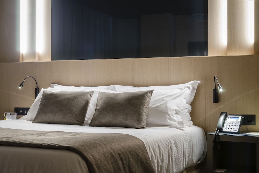 Premium Room, 1 King Bed photo 3