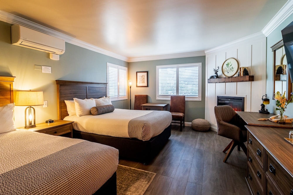 Deluxe Room, 2 Queen Beds - Photo 1
