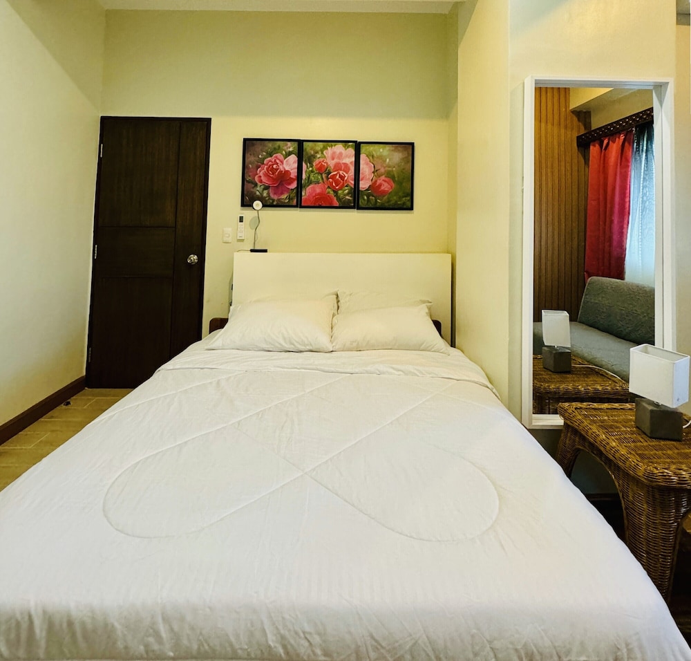 Signature Condo, 2 Bedrooms, Balcony, City View photo 3