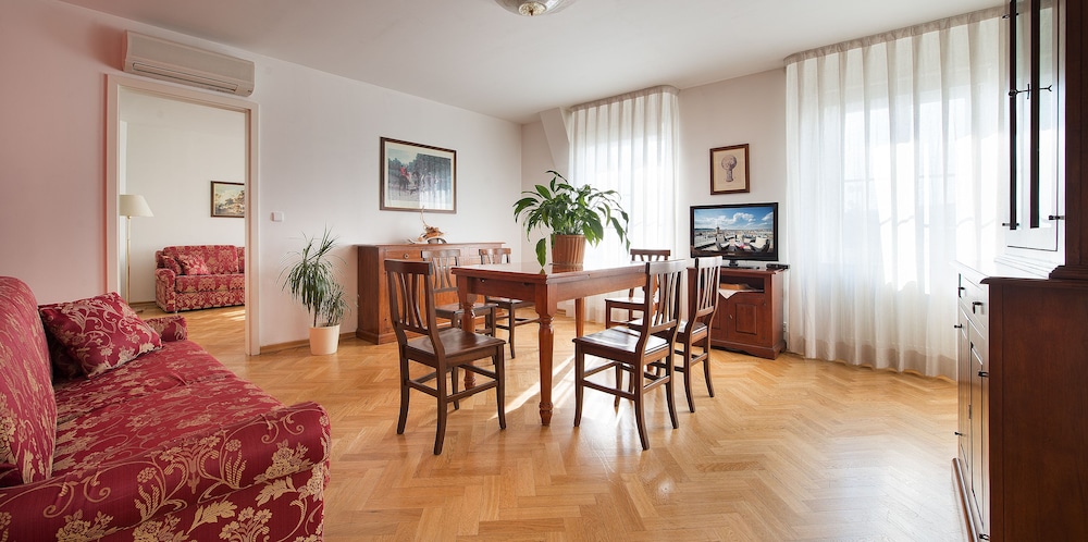 Suite, City View