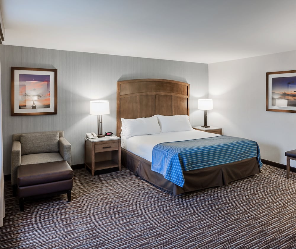 Standard Room, 1 King Bed, Balcony - Photo 2