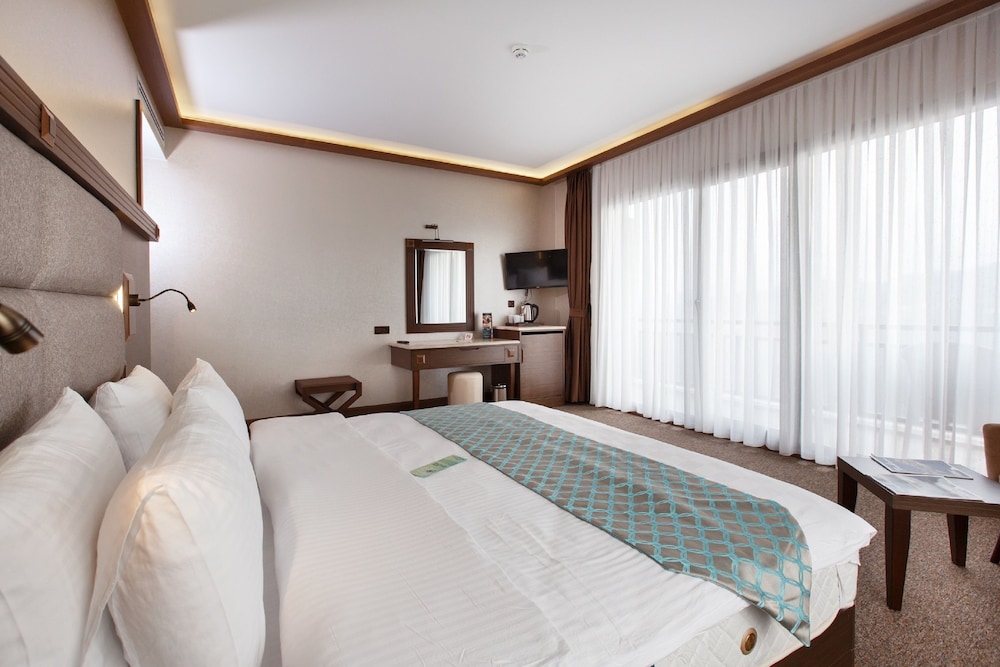 Family Apartment, 4 Bedrooms, Lake View, Garden Area