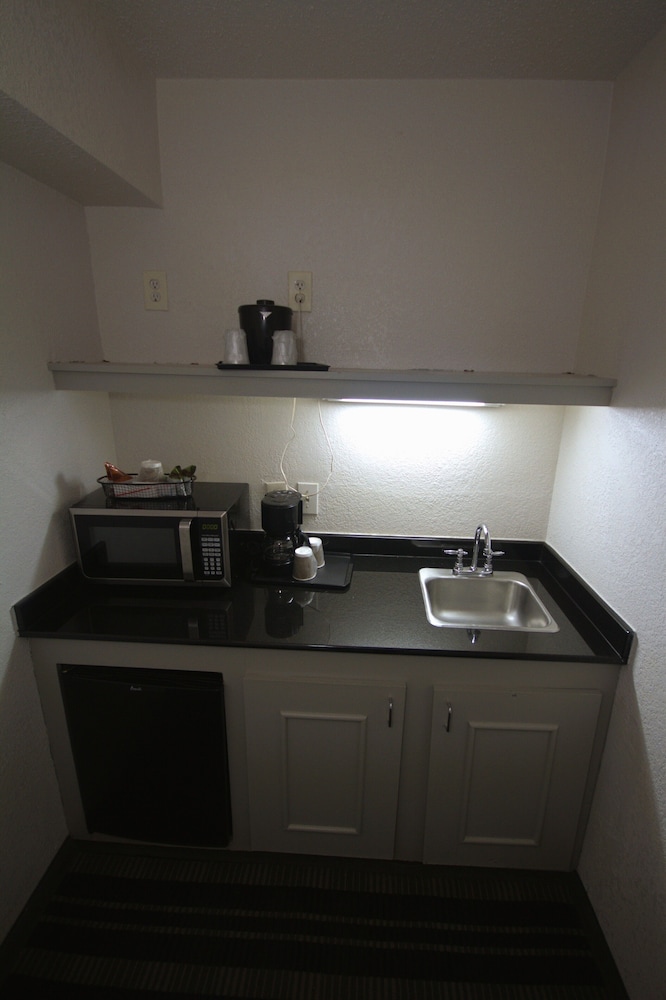 Standard Room, 2 Queen Beds, Non Smoking, Refrigerator & Microwave - Photo 4