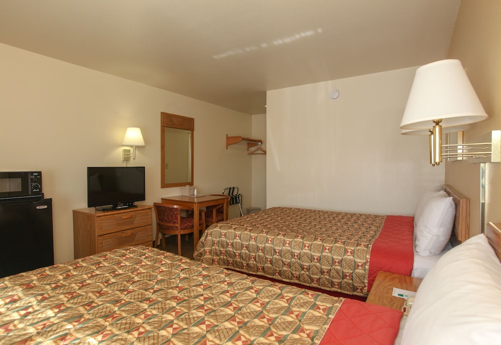Standard Room, 2 Queen Beds - Photo 2