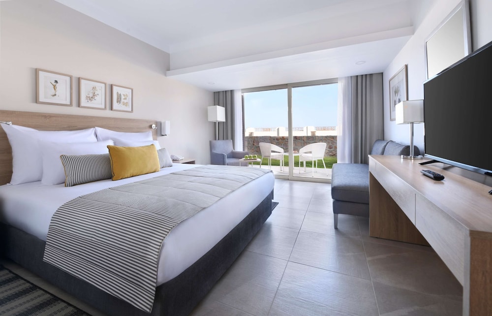 Family Room, 1 Queen Bed, Garden View (Superior) - Photo 1