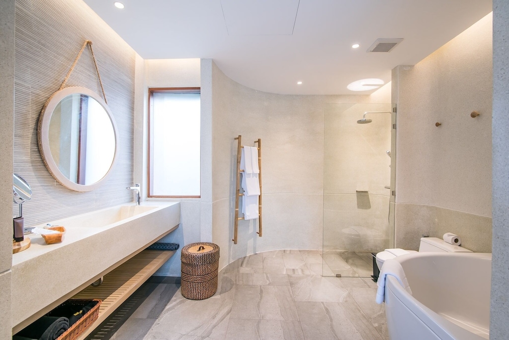 Pool Access Villa - Photo 10