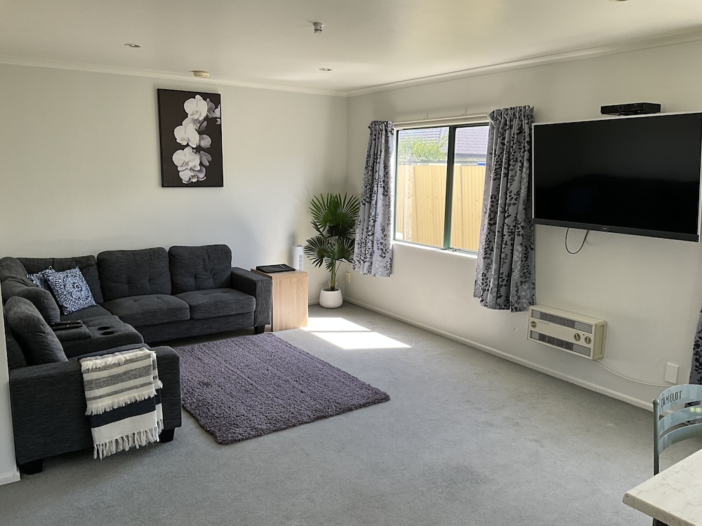 Deluxe Two-Bedroom Flat Apartment photo 1