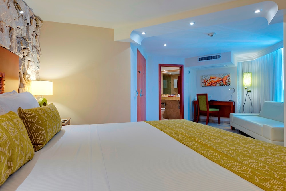 Standard Room, 1 King Bed, City View - Photo 3