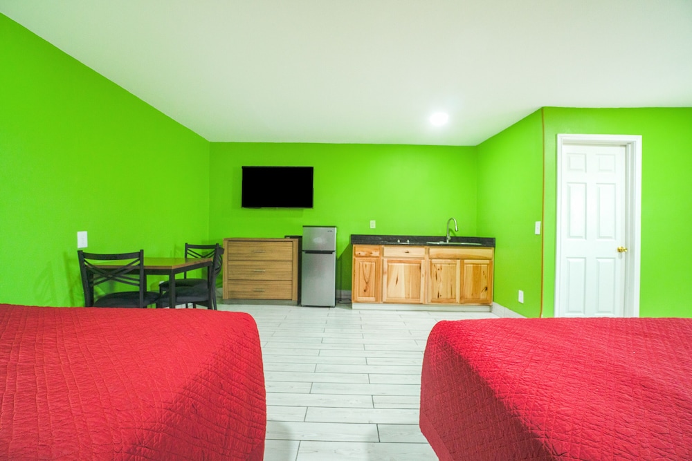 Room, Multiple Beds, Kitchenette - Photo 6