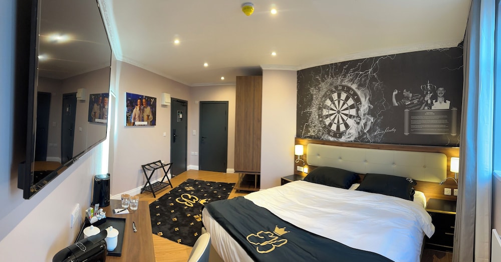 Luxury Suite, 1 King Bed, Non Smoking, Ensuite photo 2