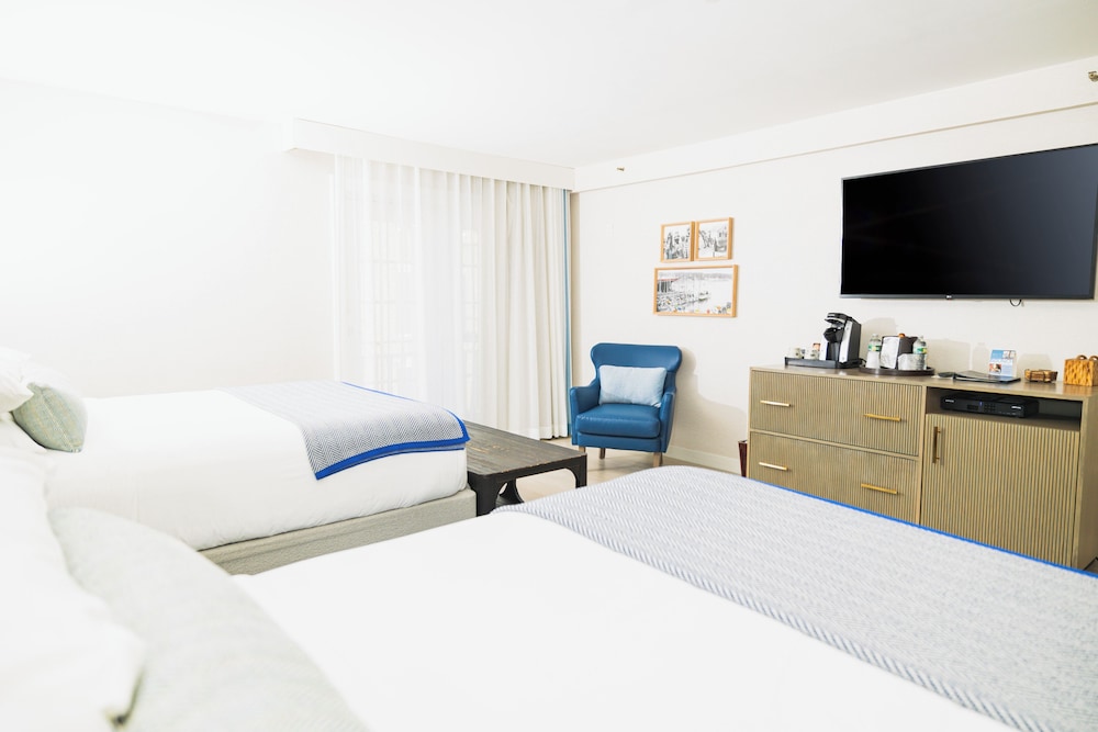 Standard Double Room, 2 Queen Beds, Bathtub Grab Bars, City View - Photo 2