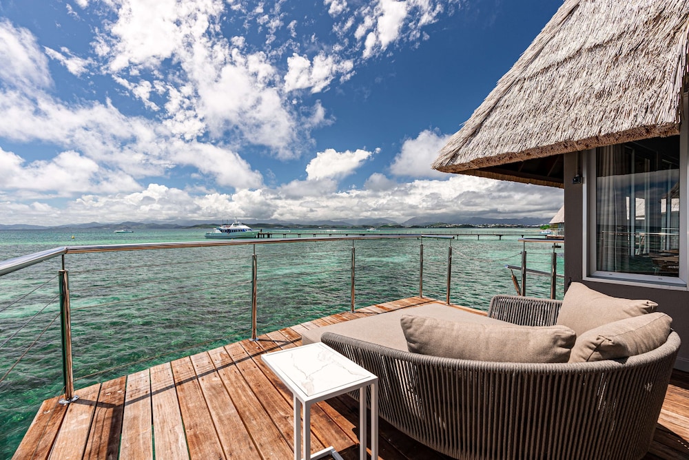 Deluxe Bungalow, 1 King Bed, Overwater photo 2