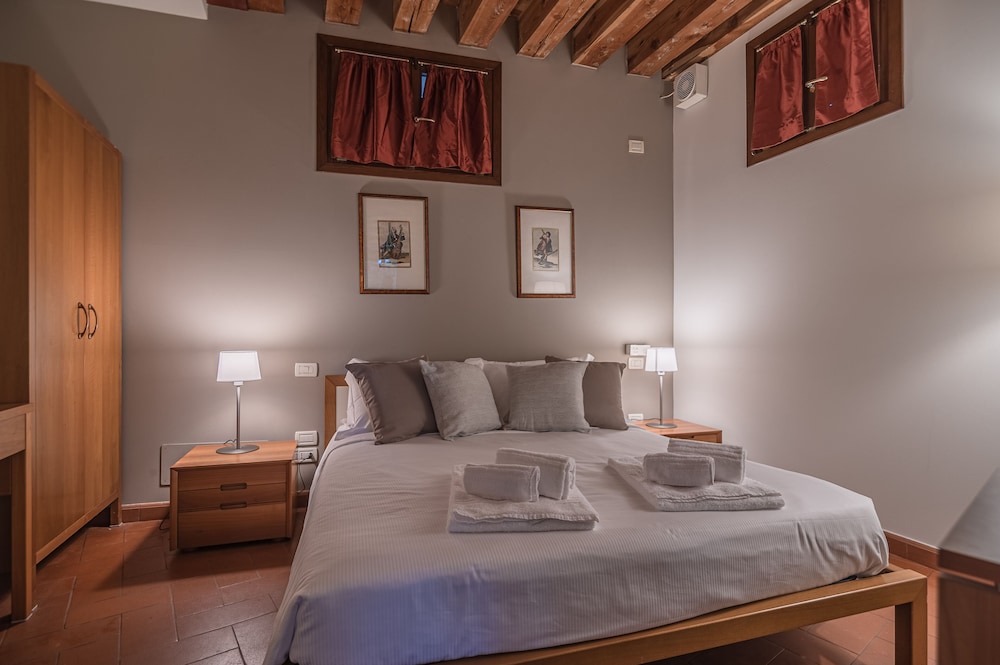 Comfort Room, 1 Queen Bed, Kitchen photo 1