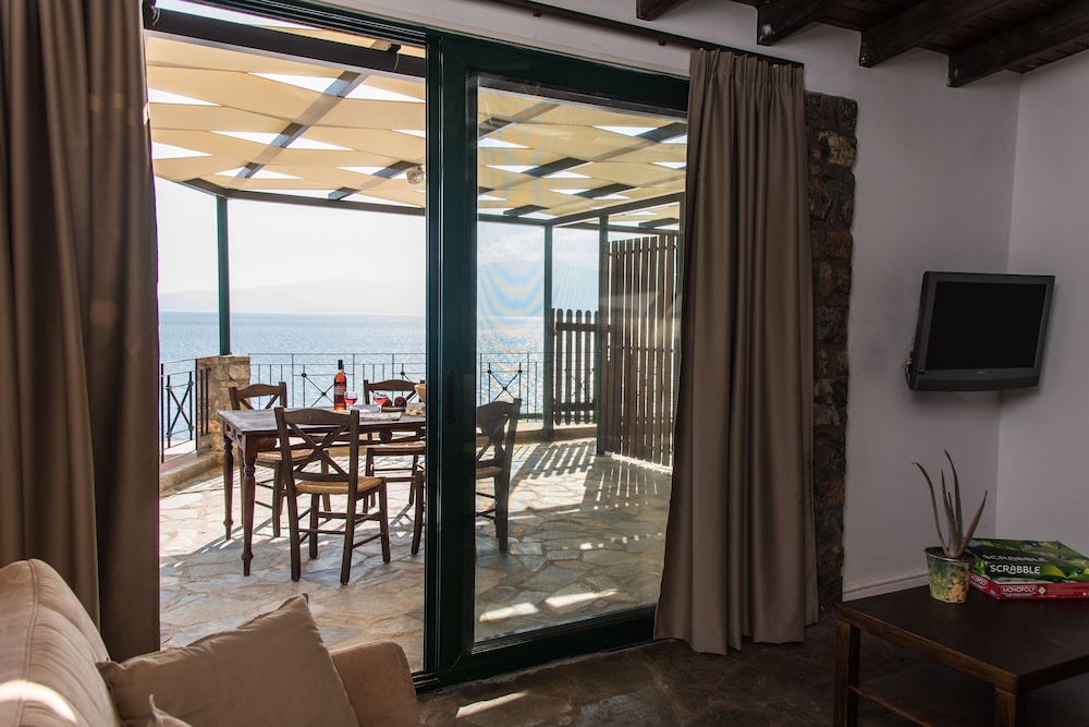 Family Apartment, 2 Bedrooms, Sea View, Poolside photo 3