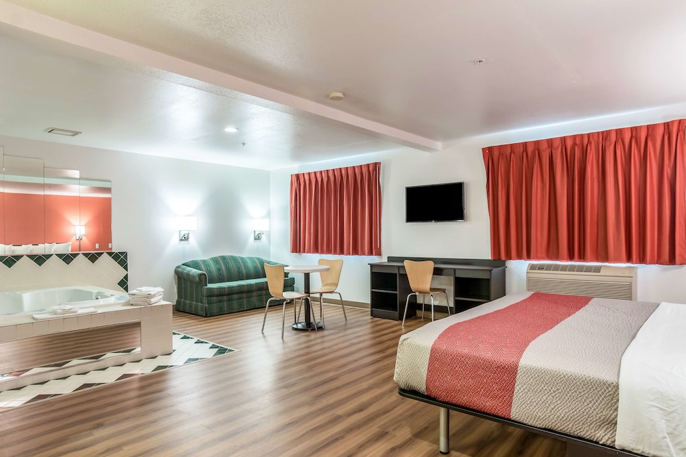 Deluxe Suite, 1 King Bed, Non Smoking, Hot Tub