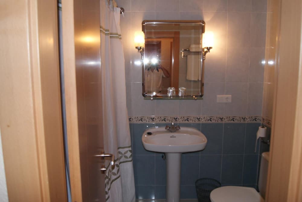 Standard Quadruple Room - Photo 6