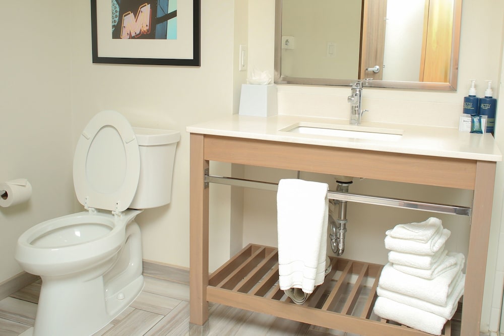 Room, 2 Double Beds (Mobility/Hearing Access, Roll-in Shwr) photo 3