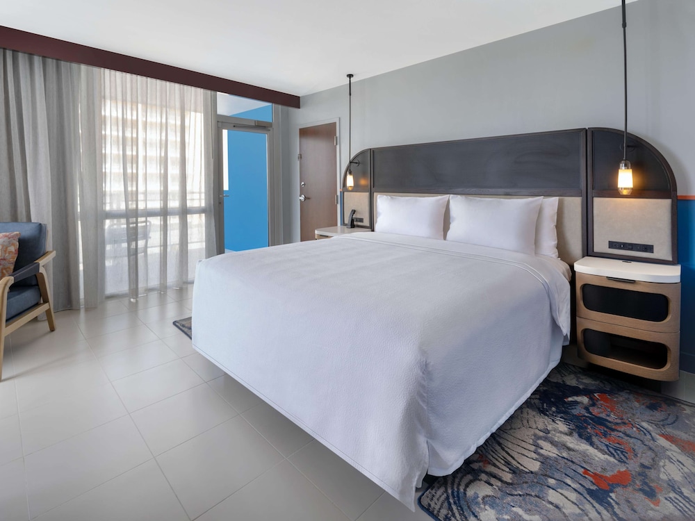 Room, 1 King Bed, Balcony (Water View) - Photo 2